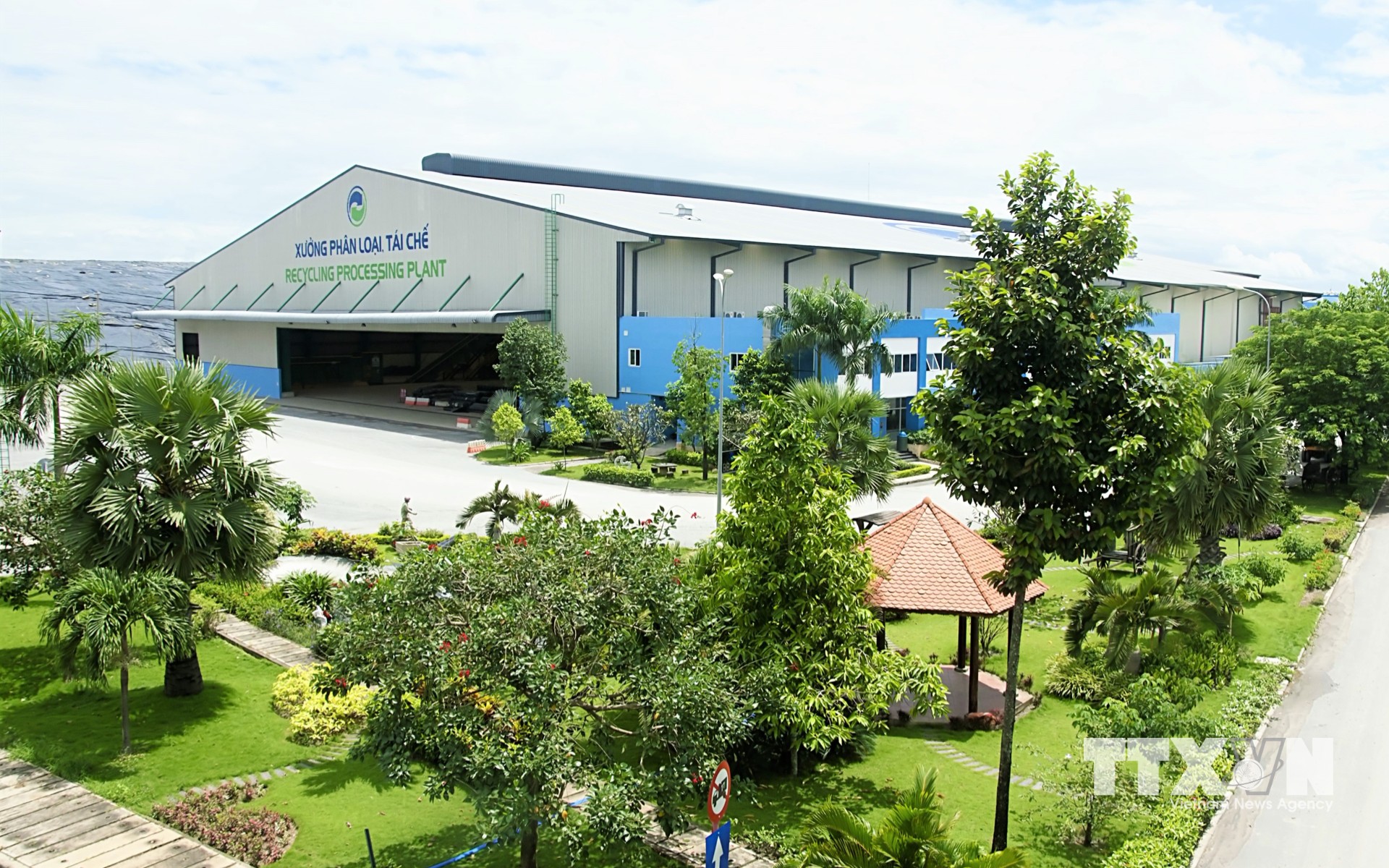 Xưởng phân loại, tái chế tại Khu liên hợp xử lý chất thải Đa Phước (xã Đa Phước), khu xử lý rác lớn nhất Thành phố Hồ Chí Minh. (Ảnh: Hồng Đạt/TTXVN)